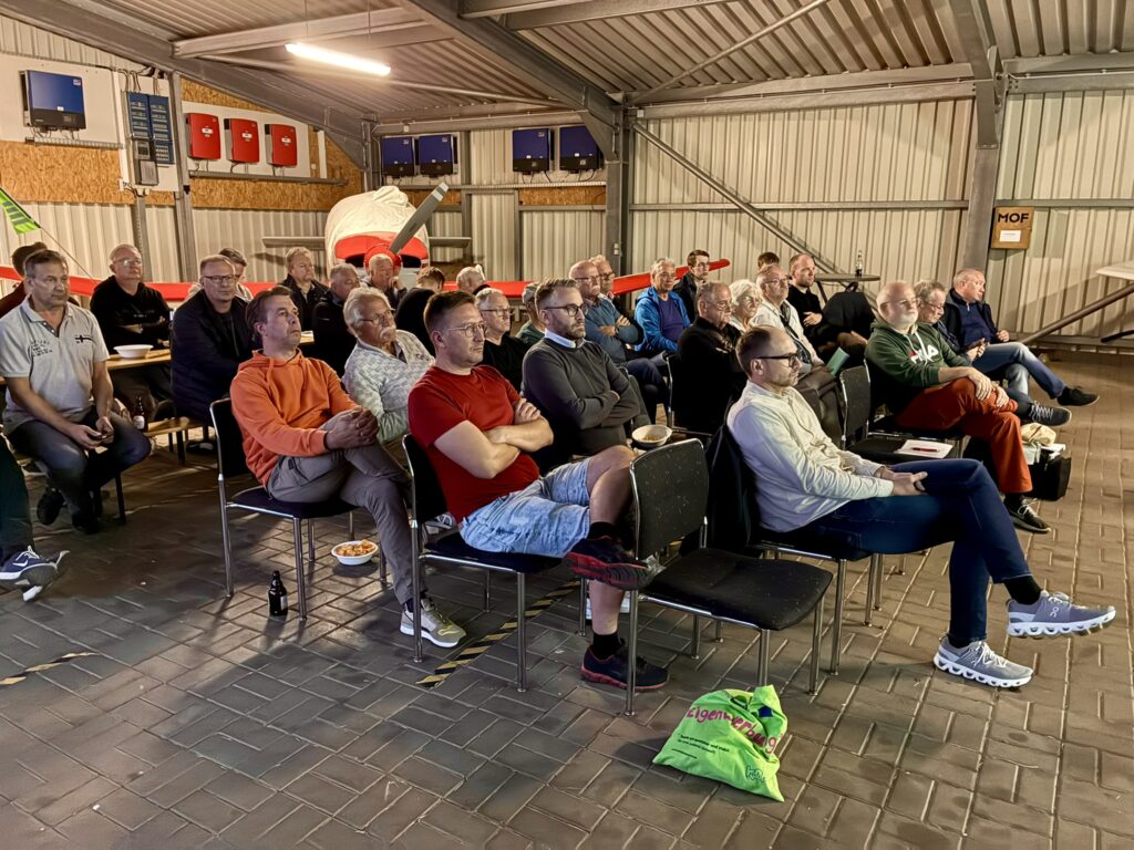 Volle Reihen in Hangar 3: Unsere Jahreshauptversammlung brachte 13 neue Mitglieder, eine besser ausgelastete Flotte und neue Flugstundenpreise. Zum Putztag kam dann noch eine WT10 von ISS Aviation zu Besuch.