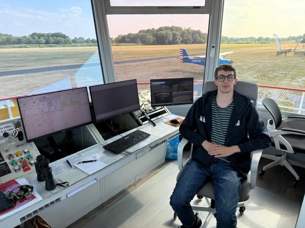 Ein Flugplatz lebt nicht nur vom Fliegen. Ob in der Werkstatt, auf dem Turm, im Serverraum oder im Vorstand: Bei uns findet fast jedes Können einen Platz. Ein paar Beispiele.